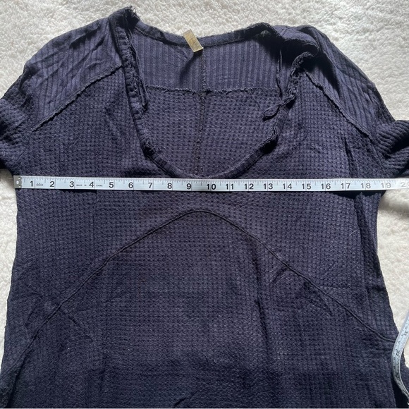 Free People Waffle Knit V-neck Distressed Sweater in Navy XS - Oversized - Picture 10 of 11
